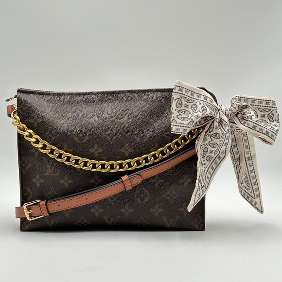 Authentic LV 𝑴𝒐𝒏𝒐𝒈𝒓𝒂𝒎 𝑻𝒐𝒊𝒍𝒆𝒕𝒓𝒚 26 𝑷𝒐𝒖𝒄𝒉 𝑪𝒓𝒐𝒔𝒔𝒃𝒐𝒅𝒚 - Picture 1 of 16